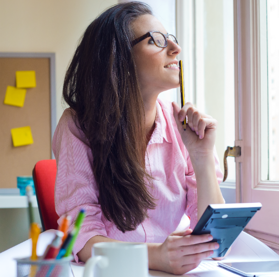 Mujer profesional pensando con una tableta